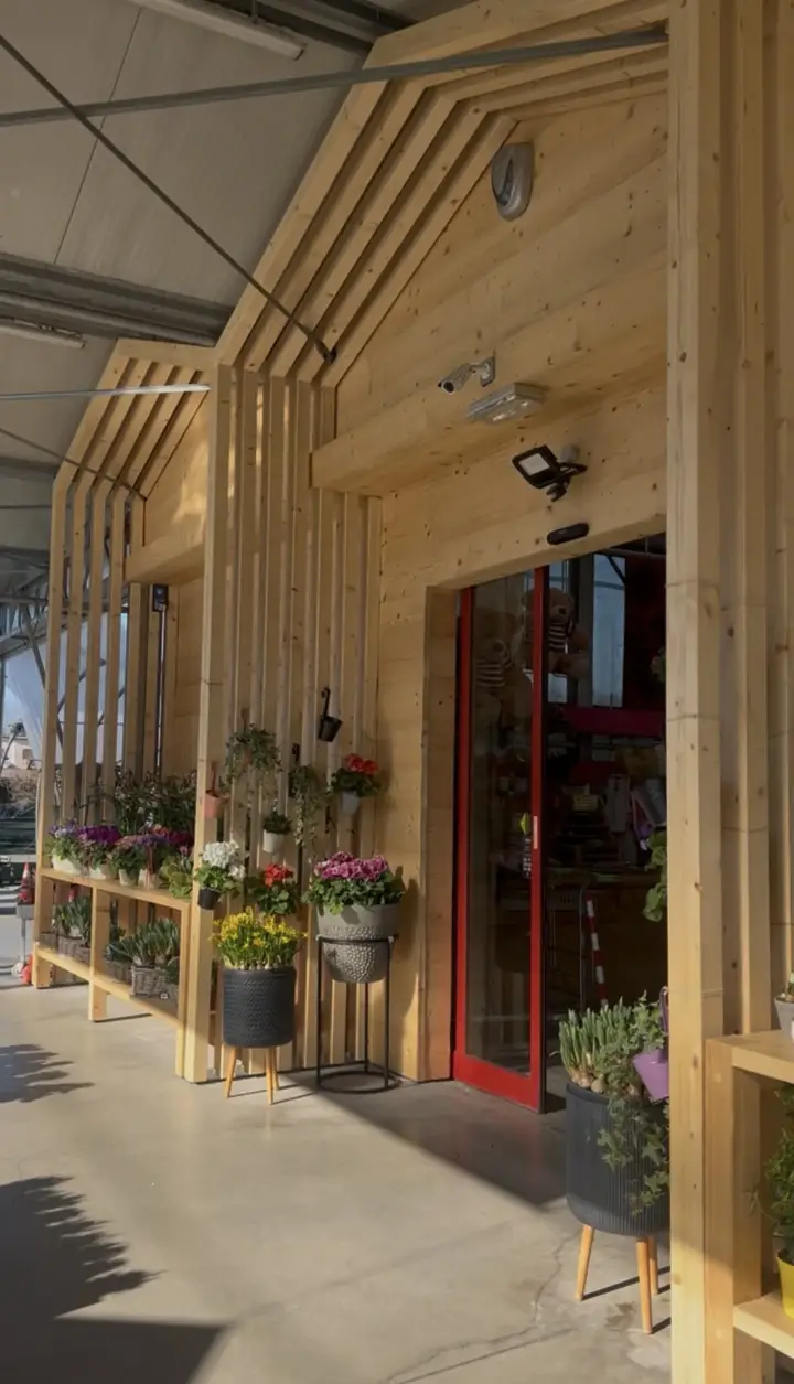 Entrata showroom in legno